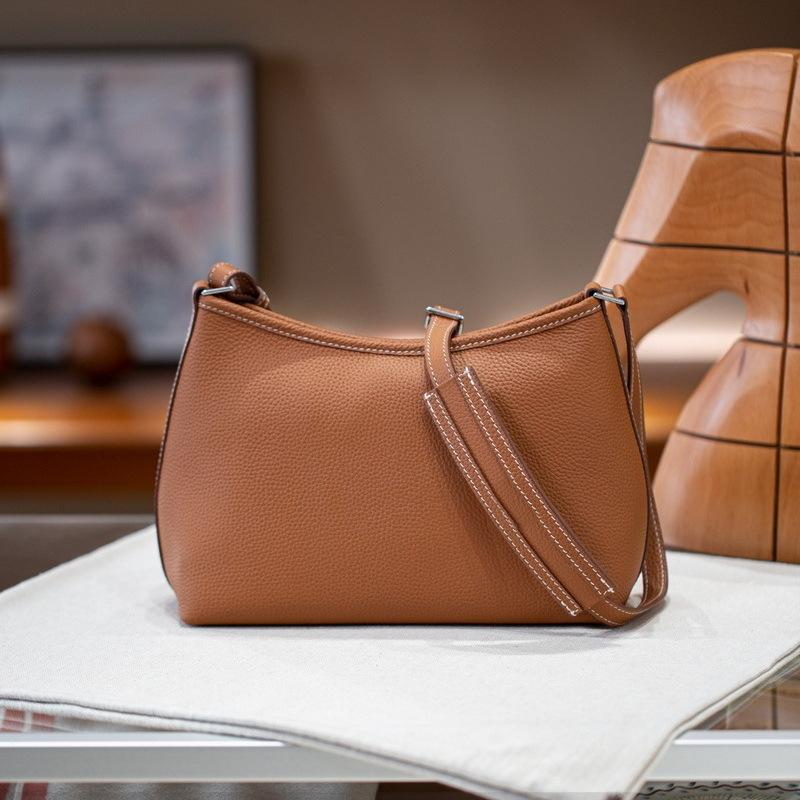 2026 New Genuine Leather Women s Bag Top Layer Cowhide BL Used Armpit Single Shoulder Diagonal Cross Cross-border Approximately 24 x 18 x 10.5CM золотий коричневий колір
2026 New Genuine Leather Women s Bag Top Layer Cowhide BL Used Armpit Single Shoulder Diagonal Cross Cross-border Approximately 24 x 18 x 10.5CM золотий коричневий колір