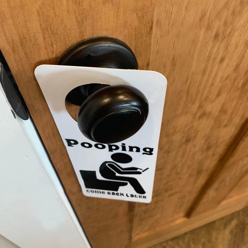 PDTO Pooping Пожалуйста, вернитесь позже Занятый знак Забавная дверная вешалка Вывеска Украшение
PDTO Pooping Пожалуйста, вернитесь позже Занятый знак Забавная дверная вешалка Вывеска Украшение