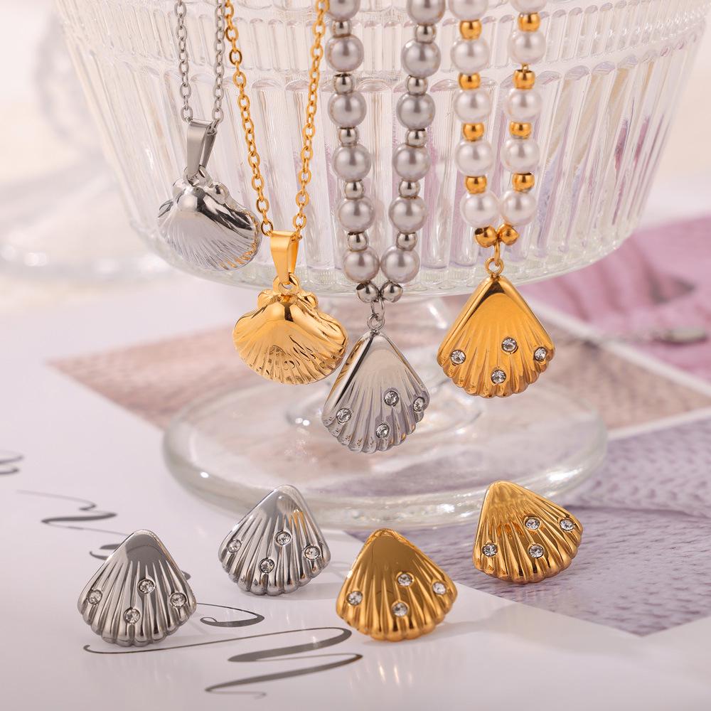 Hepburn Style Elegant Pendant & Freshwater Pearl Titanium Steel Jewelry Set with Inlaid Diamond Design.
Hepburn Style Elegant Pendant & Freshwater Pearl Titanium Steel Jewelry Set with Inlaid Diamond Design.