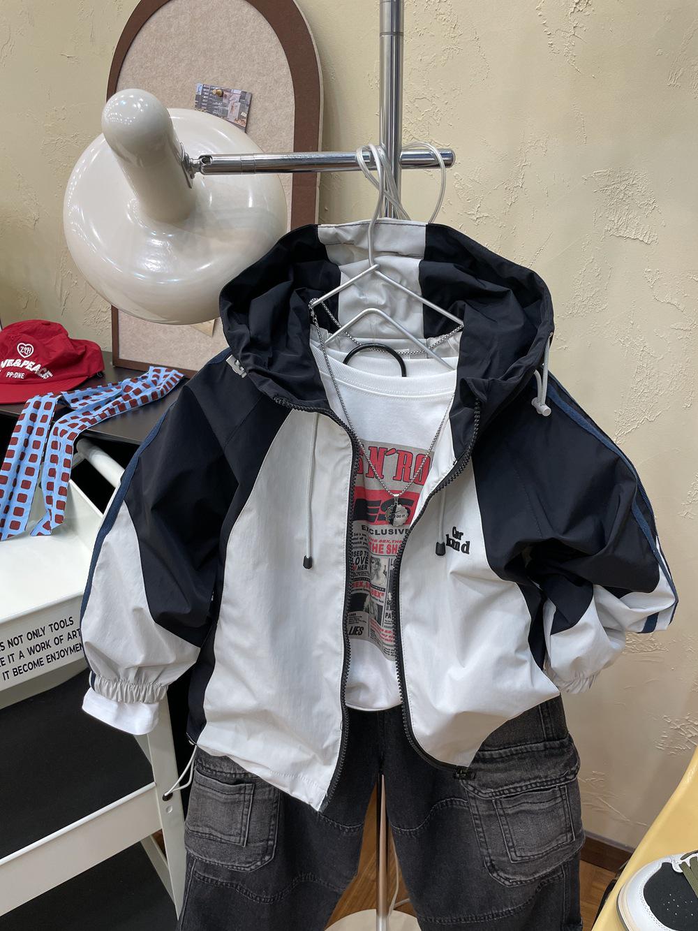 2025 Autumn Kids Color Block Hooded Windbreaker Jacket – Boys Korean Style Raincoat 110cm чёрный
2025 Autumn Kids Color Block Hooded Windbreaker Jacket – Boys Korean Style Raincoat 110cm чёрный