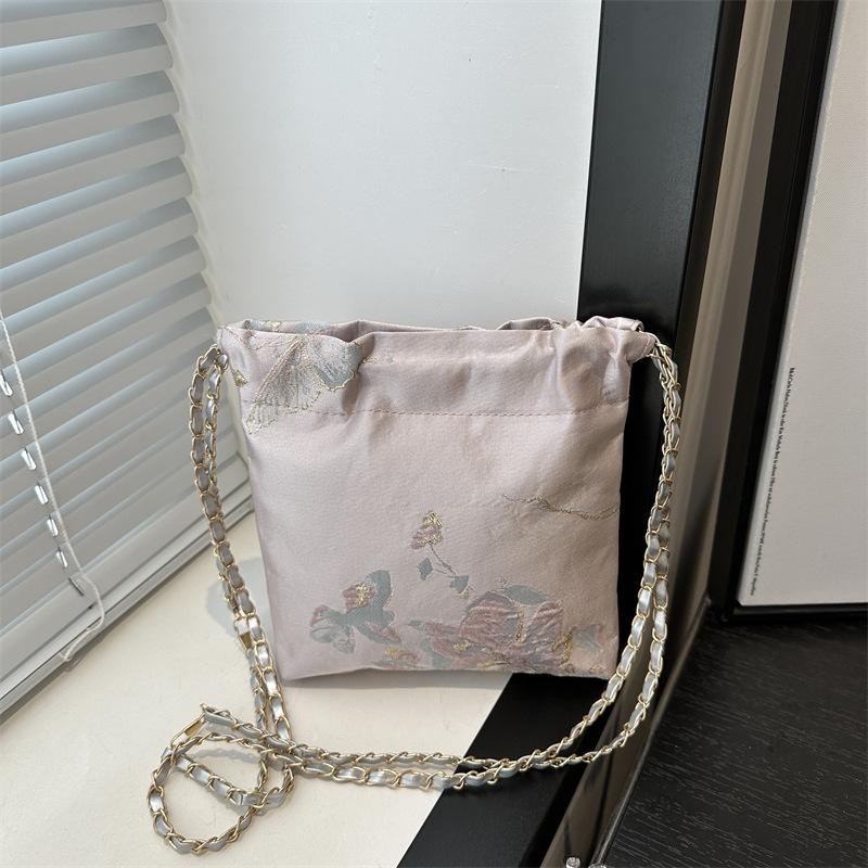 Underarm new Chinese bag women s 2025 summer fashion national style embroidery butterfly bucket bag simple and versatile shoulder bag красный
Underarm new Chinese bag women s 2025 summer fashion national style embroidery butterfly bucket bag simple and versatile shoulder bag красный