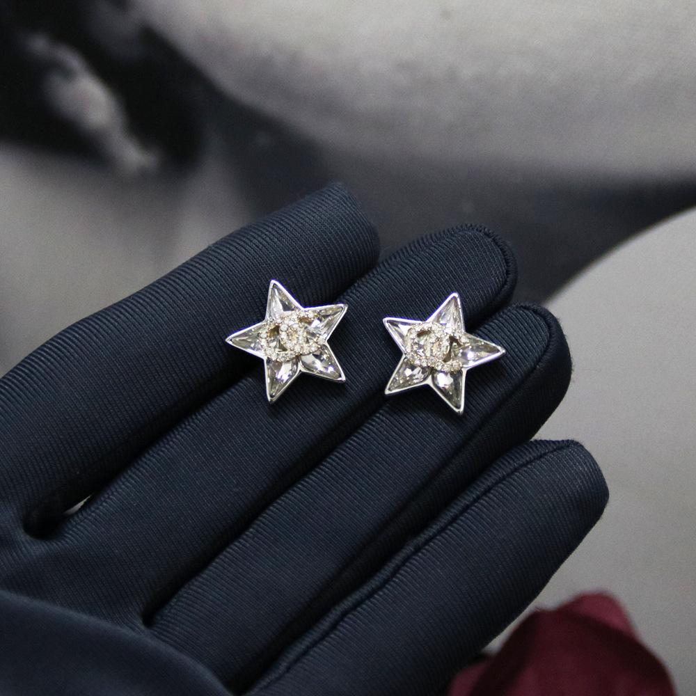 2588Летние модные серьги Kafuu с пятиконечной звездой и бриллиантами, расширенные легкие роскошные серьги с буквами алфавита, цельные
2588Летние модные серьги Kafuu с пятиконечной звездой и бриллиантами, расширенные легкие роскошные серьги с буквами алфавита, цельные