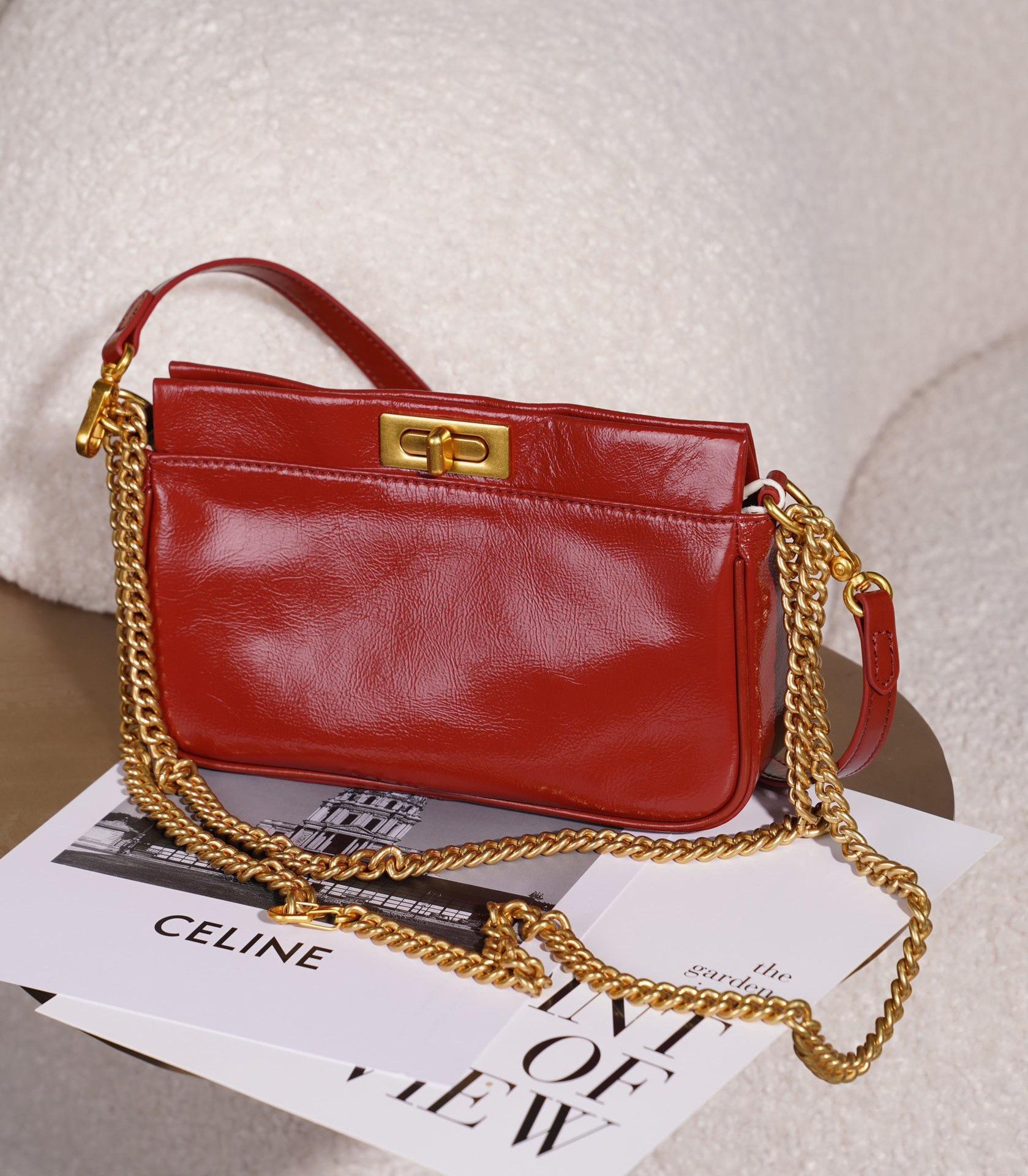 Женская сумка через плечо из вощеной коровьей кожи с текстурой и цепочкой Medium бордовый
Женская сумка через плечо из вощеной коровьей кожи с текстурой и цепочкой Medium бордовый