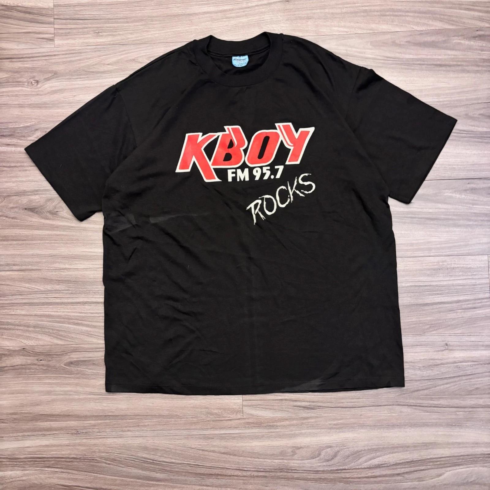 90s / Vintage KBOY FM 95.7 Rocks Radio Station Tee USA Made Single Stitch Sz XL L
90s / Vintage KBOY FM 95.7 Rocks Radio Station Tee USA Made Single Stitch Sz XL L