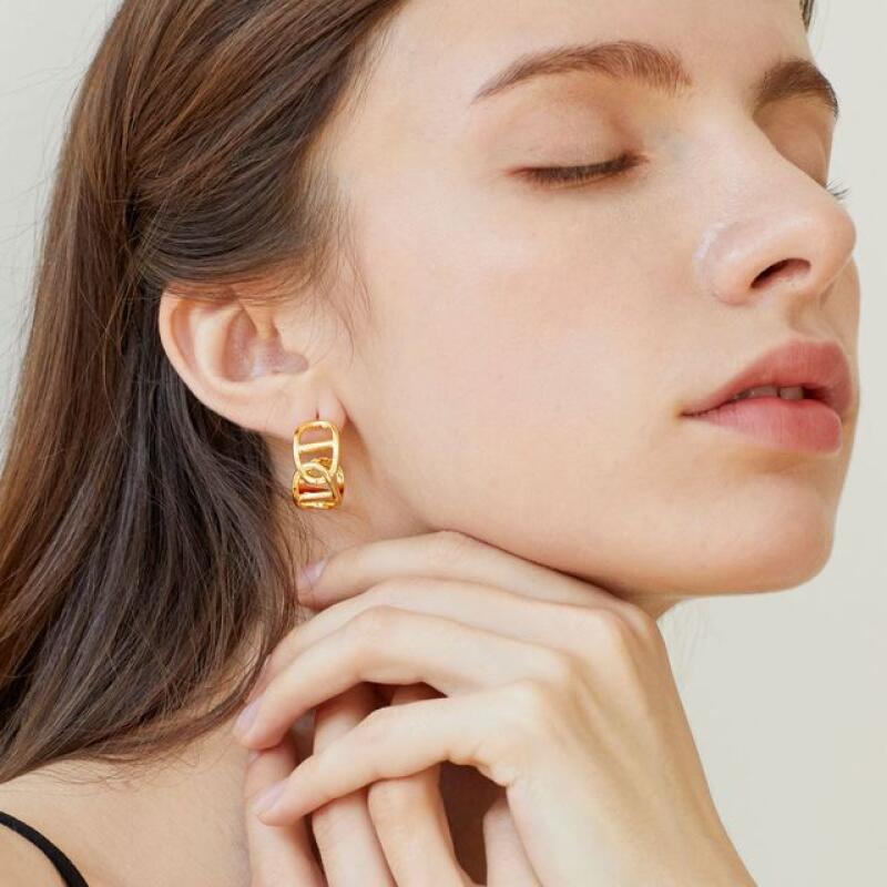 Sotia Chandal Slim Chain Earrings white
Sotia Chandal Slim Chain Earrings white
