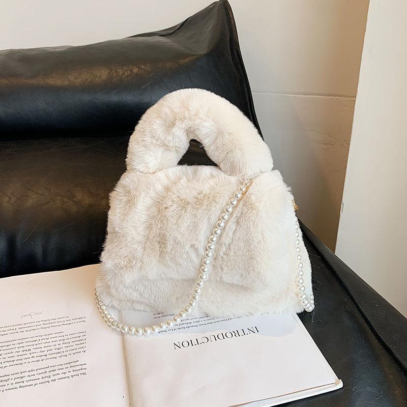 Pearl chain women s bag plush handbag new casual fluffy autumn fashion hand carry shoulder oblique span bag білий
Pearl chain women s bag plush handbag new casual fluffy autumn fashion hand carry shoulder oblique span bag білий