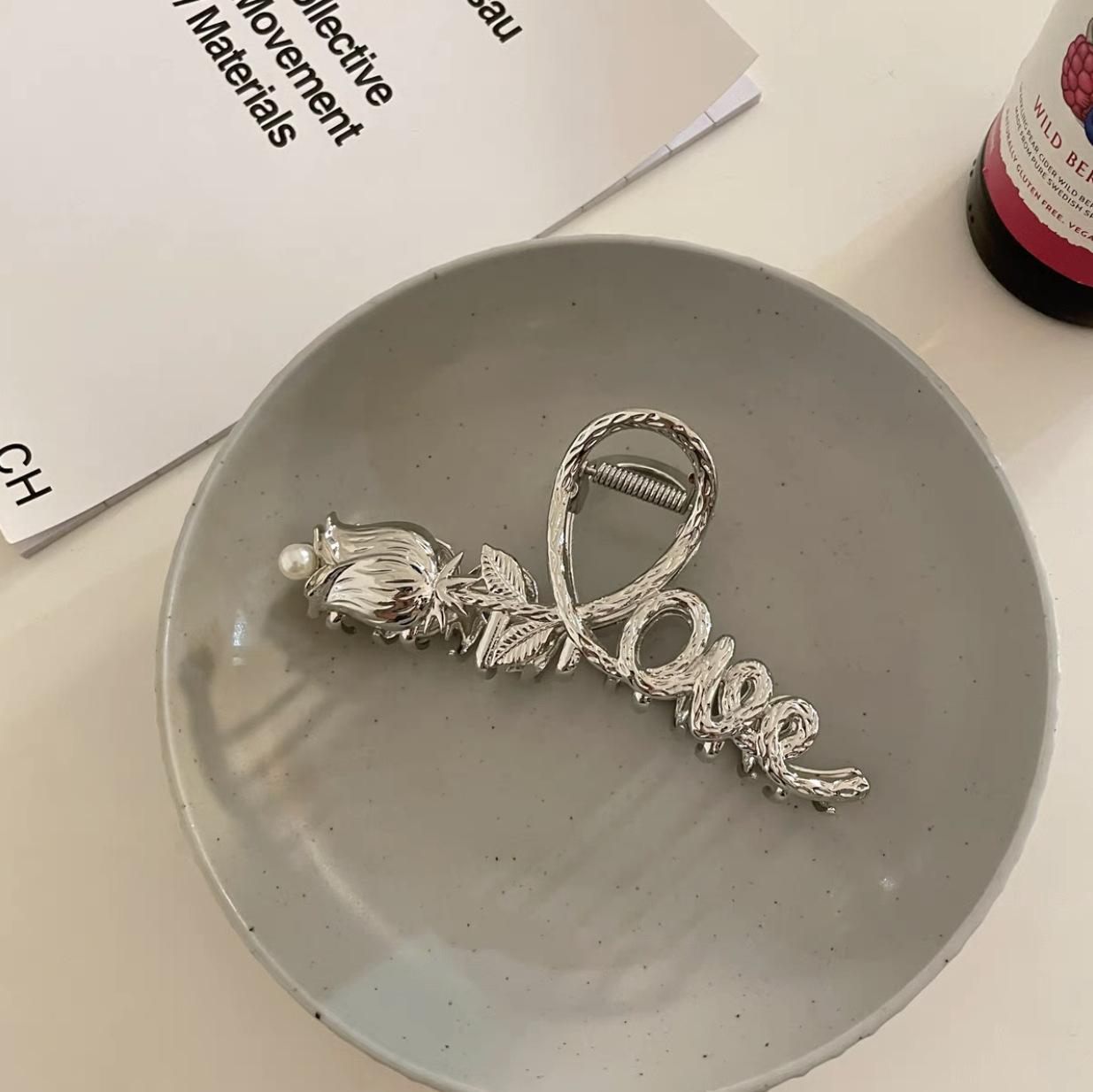 Винтажная металлическая заколка-краб для волос с жемчугом и розой, элегантная заколка для волос для дам, для пучка, косы, модный аксессуар для волос для девочек
Винтажная металлическая заколка-краб для волос с жемчугом и розой, элегантная заколка для волос для дам, для пучка, косы, модный аксессуар для волос для девочек