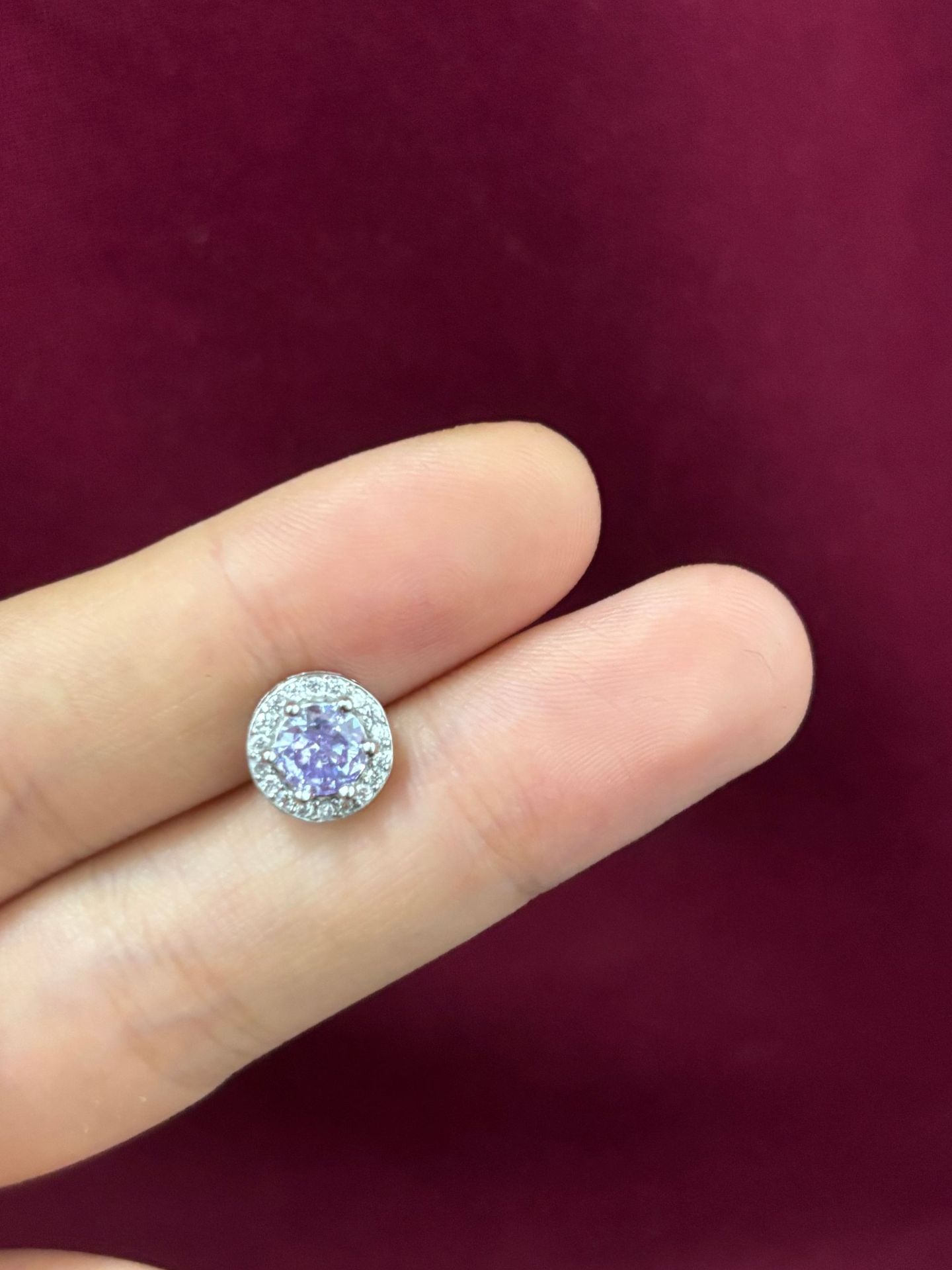 Super flash full diamond inlaid zircon cochlear nails titanium steel flat bottom screws buckle earbone nails versatile earrings світло-фіолетового кольору
Super flash full diamond inlaid zircon cochlear nails titanium steel flat bottom screws buckle earbone nails versatile earrings світло-фіолетового кольору