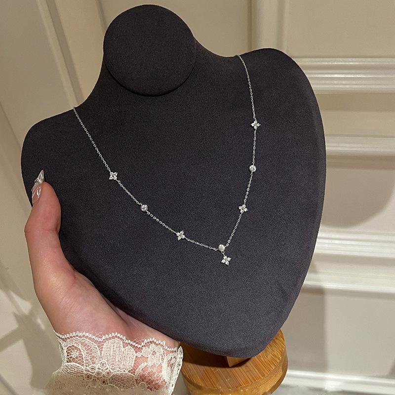 Lucky Four-leaf Clover Necklace Light Luxury Retro Petal Clavicle Chain Elegant Women s Instagram Style Girlfriend Gift
Lucky Four-leaf Clover Necklace Light Luxury Retro Petal Clavicle Chain Elegant Women s Instagram Style Girlfriend Gift