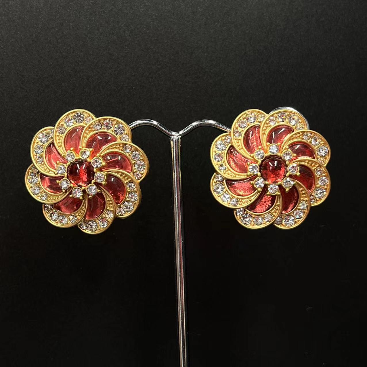 Vintage Red & Green Gemstone 3D Flower Earrings: Gold-Plated, Diamond-Accented, Court-Style Elegance
Vintage Red & Green Gemstone 3D Flower Earrings: Gold-Plated, Diamond-Accented, Court-Style Elegance