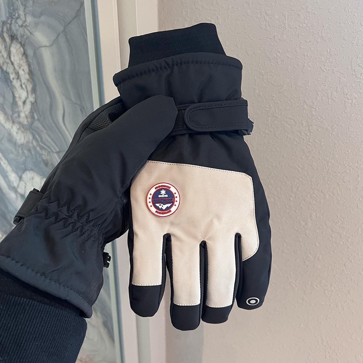 Ski gloves for men and women can touch the screen, outdoor mountaineering in winter, riding warm, piled, thickened, windproof, cold-proof and One size
Ski gloves for men and women can touch the screen, outdoor mountaineering in winter, riding warm, piled, thickened, windproof, cold-proof and One size