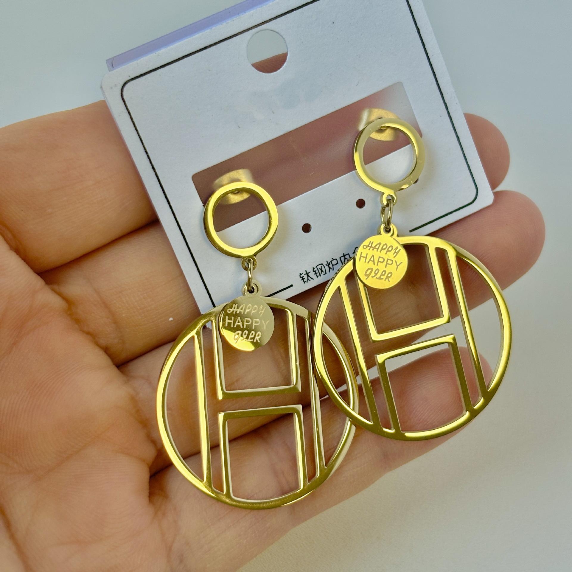 Серьги из титановой стали с буквой H, модные круглые двухсторонние серьги из розового золота золотой
Серьги из титановой стали с буквой H, модные круглые двухсторонние серьги из розового золота золотой