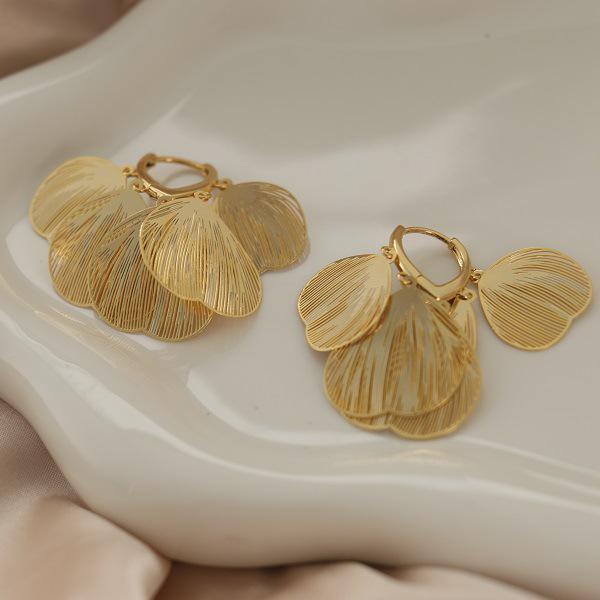 Hollow Petal Tassel Earrings: High-End 2025 Light Luxury Studs for Women
Hollow Petal Tassel Earrings: High-End 2025 Light Luxury Studs for Women