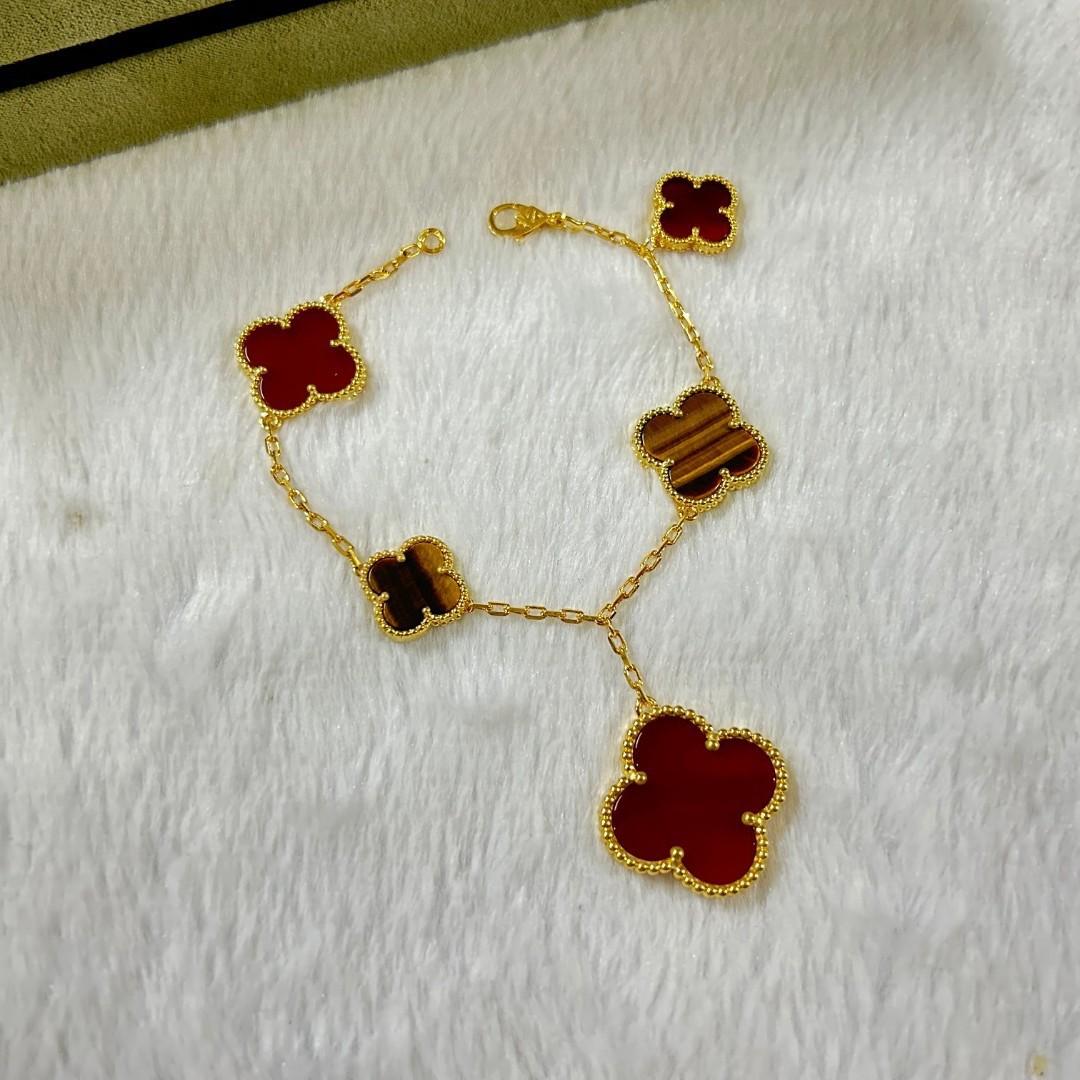 Four-leaf Clover and Five-flower Bracelet Non-fading Luxury Mother-of-pearl Bracelet
Four-leaf Clover and Five-flower Bracelet Non-fading Luxury Mother-of-pearl Bracelet