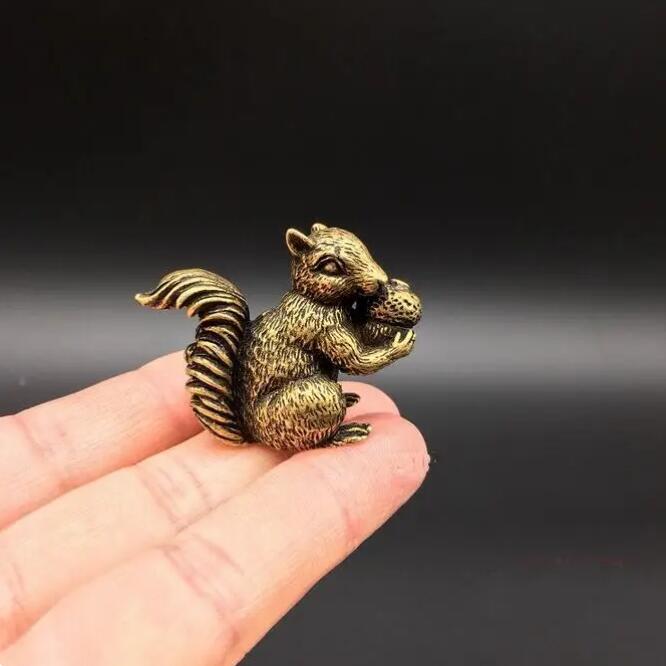 Коллекционные китайские латунные резные животные, милые белки, поедающие сосновую шишку, изысканные маленькие статуи
Коллекционные китайские латунные резные животные, милые белки, поедающие сосновую шишку, изысканные маленькие статуи