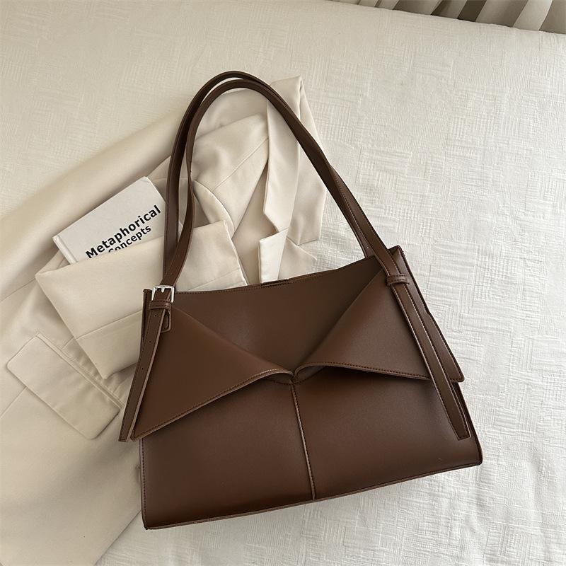 Underarm bag women s spring and summer new trendy high-end retro shoulder bag commuter versatile tote bag
Underarm bag women s spring and summer new trendy high-end retro shoulder bag commuter versatile tote bag