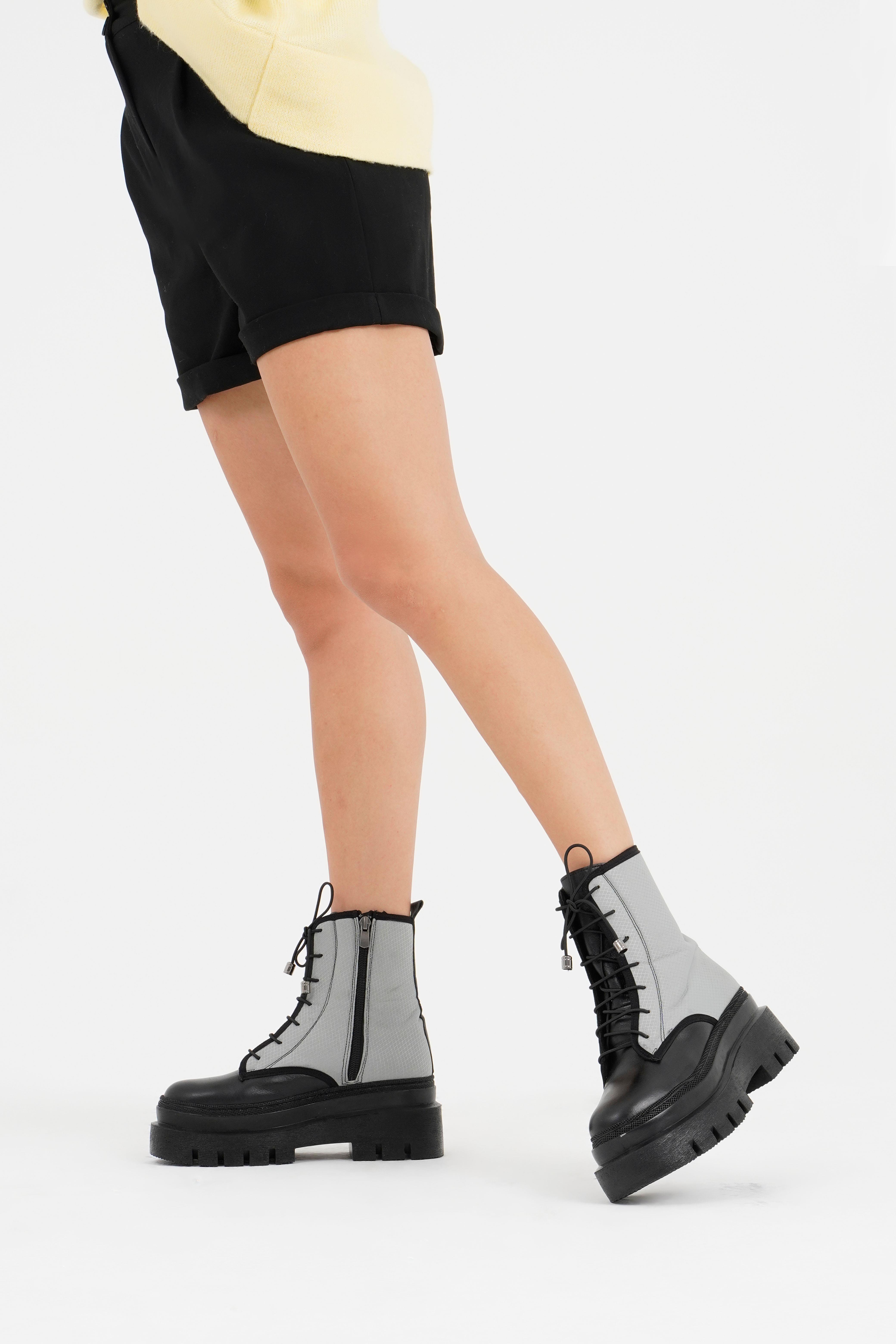 Callizio Genuine Leather Women s Lace-Up Thick Sole Zippered Winter Boots with Double Colour Handmade Cold Weather Shoes
Callizio Genuine Leather Women s Lace-Up Thick Sole Zippered Winter Boots with Double Colour Handmade Cold Weather Shoes