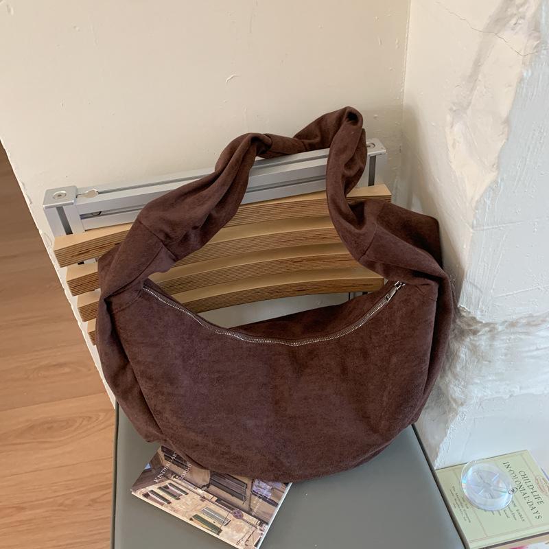 Popular large-capacity tote bag 2025 trendy suede casual commuting fashion trendy Korean version ins messenger bag shoulder bag темно-коричневого кольору
Popular large-capacity tote bag 2025 trendy suede casual commuting fashion trendy Korean version ins messenger bag shoulder bag темно-коричневого кольору