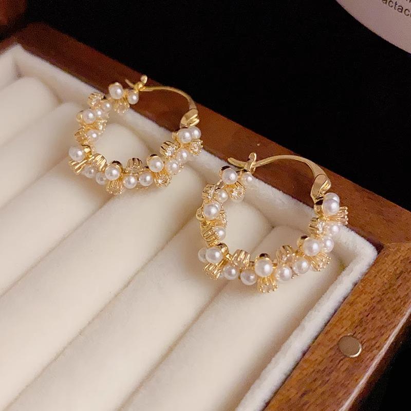 Runge Romantic Gentle French retro temperament light luxury high-end personality pearl zircon ear buckle, female
Runge Romantic Gentle French retro temperament light luxury high-end personality pearl zircon ear buckle, female