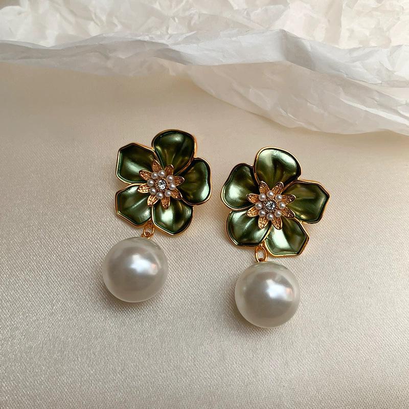 Vintage vintage Hong Kong style French high class elegant white flower pearl earrings sterling silver needle atmospheric earrings
Vintage vintage Hong Kong style French high class elegant white flower pearl earrings sterling silver needle atmospheric earrings