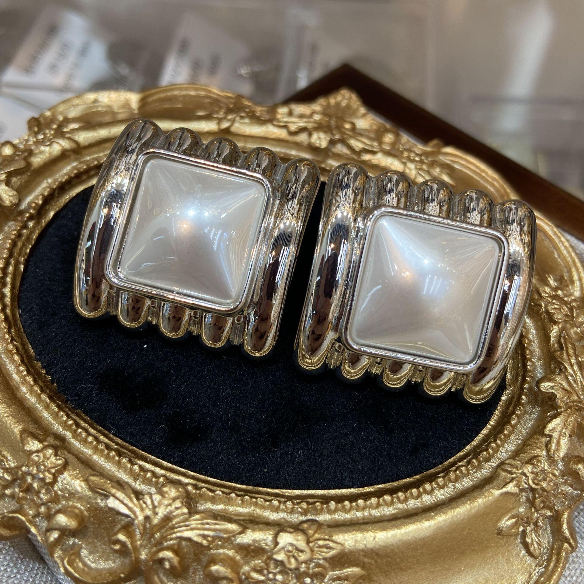 Medieval Court Style Square Stud Earrings Retro High-End Copper Plated Real Gold Earrings Light Luxury Fashion Earrings
Medieval Court Style Square Stud Earrings Retro High-End Copper Plated Real Gold Earrings Light Luxury Fashion Earrings