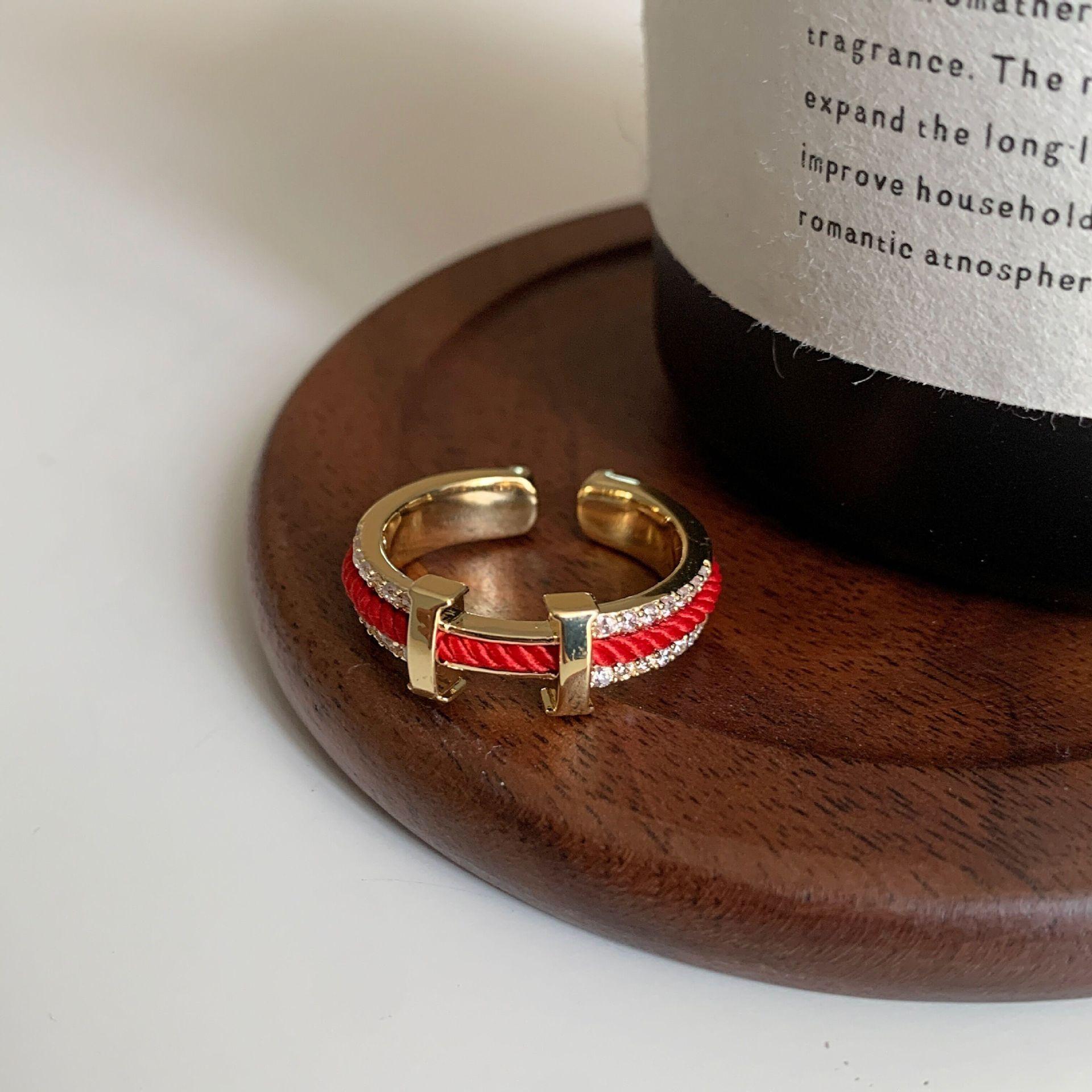 Новое открытое плетеное металлическое кольцо изысканный роскошный дизайн Джокер темперамент персонализированное кольцо на указательный палец
Новое открытое плетеное металлическое кольцо изысканный роскошный дизайн Джокер темперамент персонализированное кольцо на указательный палец