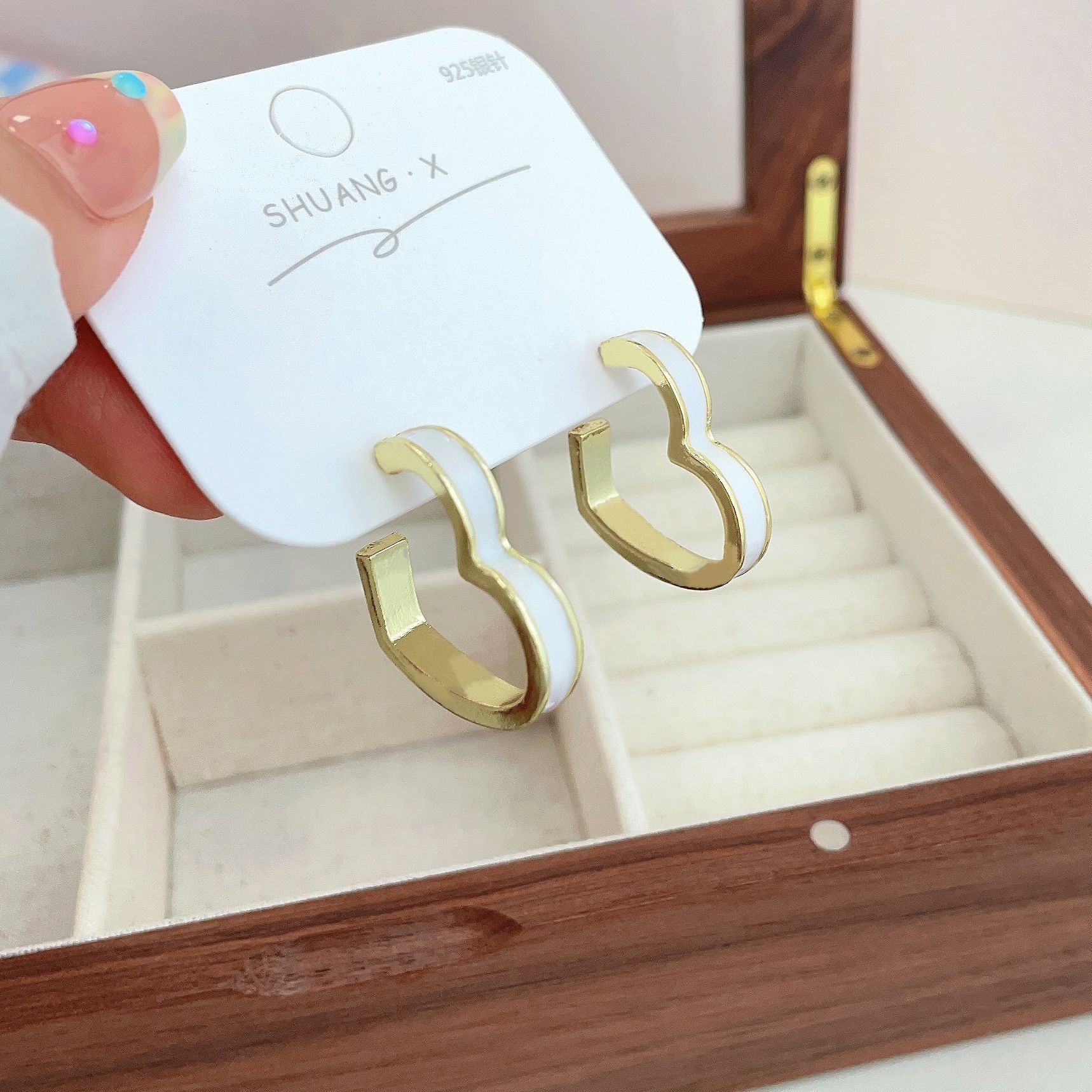 White Color Hollow Heart Dangle Earrings for Women Creative Sweet Personality Brincos Wholesale Zircon Christmas Gift
White Color Hollow Heart Dangle Earrings for Women Creative Sweet Personality Brincos Wholesale Zircon Christmas Gift