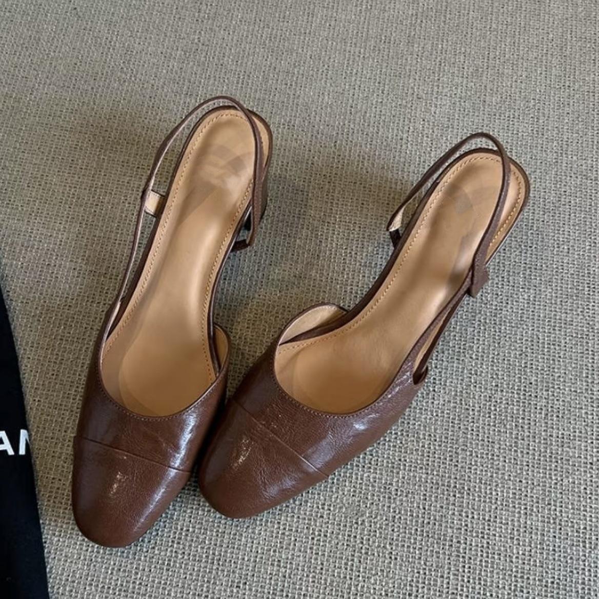 Temperament Minimalist solid color buckle belt lady middle heel sandals woman 35
Temperament Minimalist solid color buckle belt lady middle heel sandals woman 35