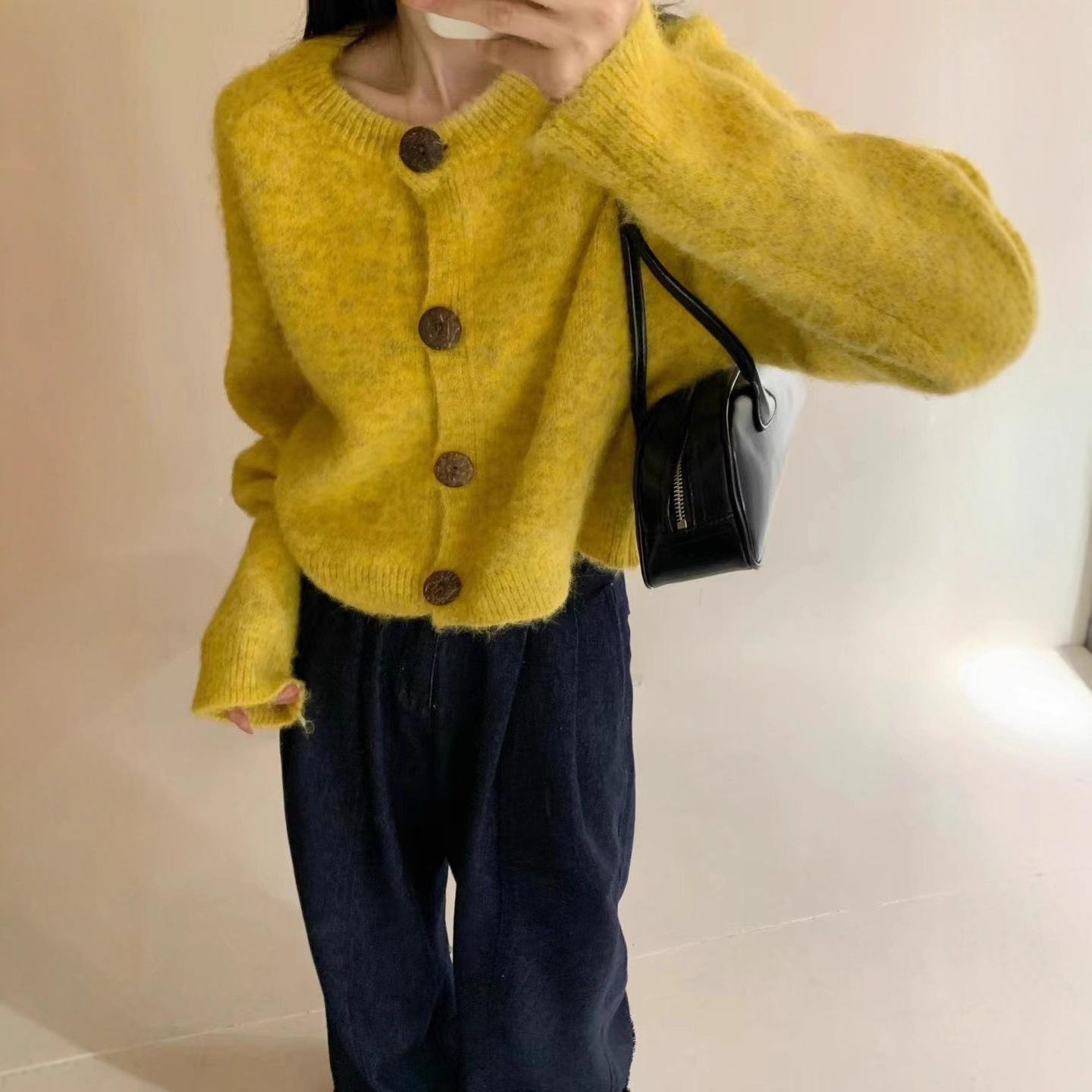A New Autumn Loose and Versatile Cardigan with Large Buttons, Featuring A Laid-back and Soft Light Coat for Women One Size
A New Autumn Loose and Versatile Cardigan with Large Buttons, Featuring A Laid-back and Soft Light Coat for Women One Size