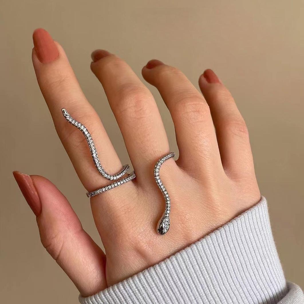 European & American Retro Snake-Shaped Adjustable Ring: Trendy Women s Wrap-Around Index Finger Jewelry.
European & American Retro Snake-Shaped Adjustable Ring: Trendy Women s Wrap-Around Index Finger Jewelry.