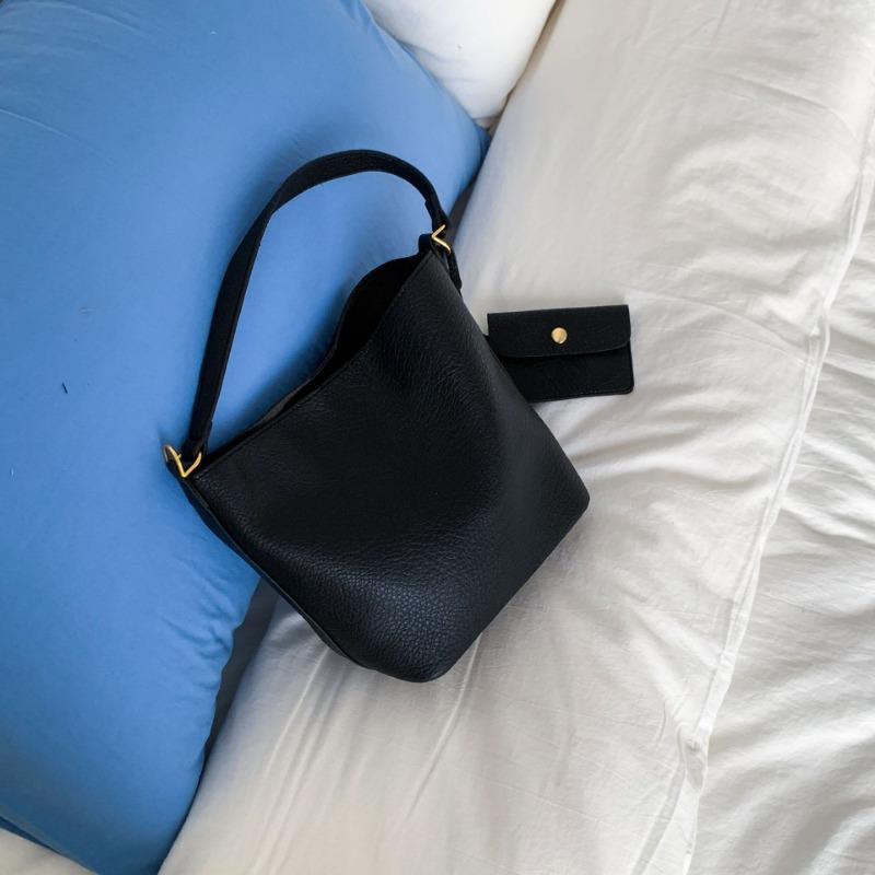 Premium sense niche retro bucket bag women s new fashionable versatile large capacity shoulder messenger bag чорний
Premium sense niche retro bucket bag women s new fashionable versatile large capacity shoulder messenger bag чорний