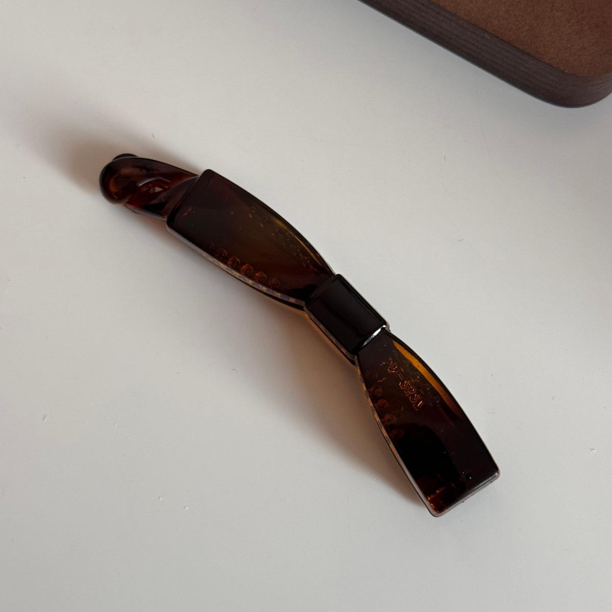 Resin Twist Bow Ponytail Clip for Women - Vertical Hair Bun Barrette
Resin Twist Bow Ponytail Clip for Women - Vertical Hair Bun Barrette
