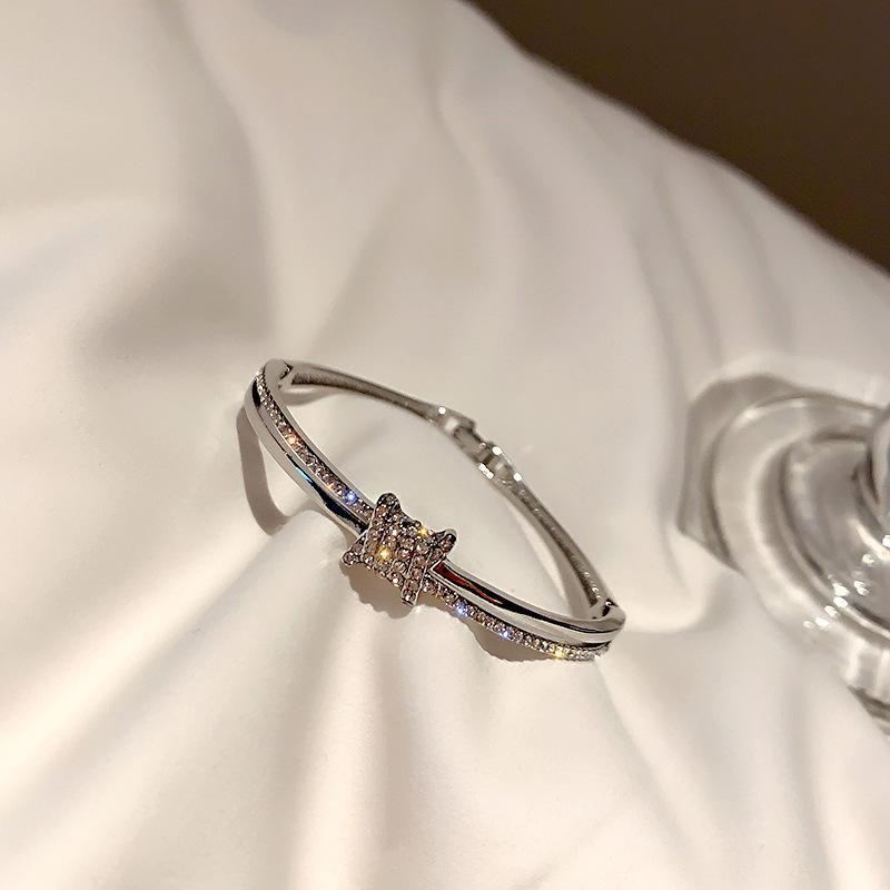 Легкий розкішний браслет високого класу з мікроінкрустацією цирконами з модним темпераментом, нішевим та універсальним браслетом, аксесуар ручної роботи
Легкий розкішний браслет високого класу з мікроінкрустацією цирконами з модним темпераментом, нішевим та універсальним браслетом, аксесуар ручної роботи