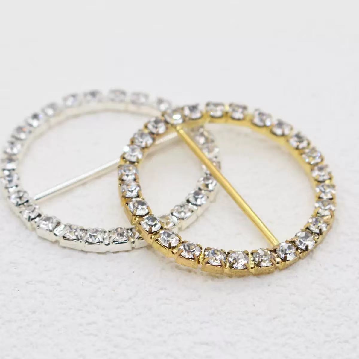 10pcs rhinestone buckle big round for wedding invitation card 40mm innner bar золотий
10pcs rhinestone buckle big round for wedding invitation card 40mm innner bar золотий
