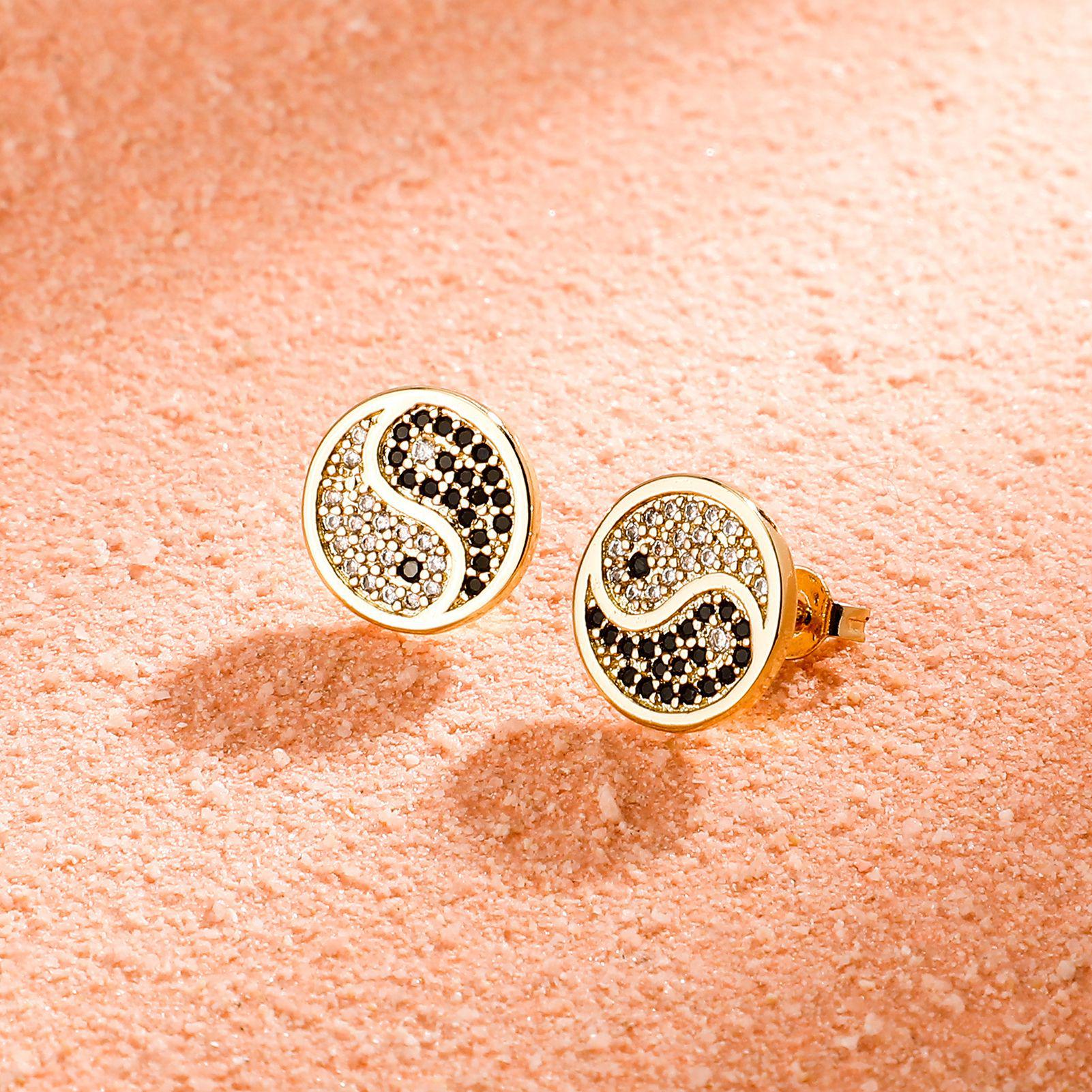 Chinese Style Bagua Black & White Diamond Stud Earrings for Men - Copper Zircon, Trendy European & American Design золотой
Chinese Style Bagua Black & White Diamond Stud Earrings for Men - Copper Zircon, Trendy European & American Design золотой