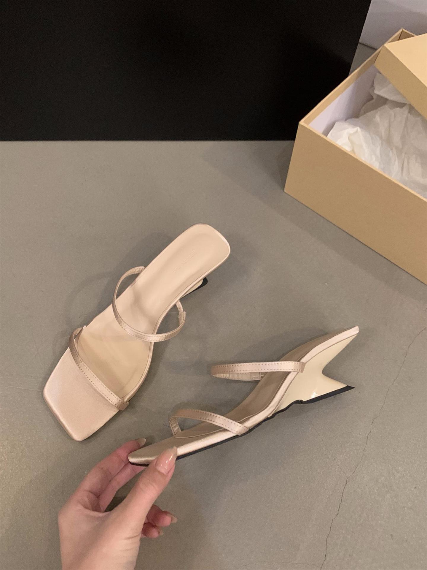 Модные женские босоножки на низком каблуке с открытым носком, элегантные модные дизайнерские тапочки, новинка 2024 года, пляжная обувь с квадратным носком, сексуальные босоножки для вечеринок 35 абрикосовый
Модные женские босоножки на низком каблуке с открытым носком, элегантные модные дизайнерские тапочки, новинка 2024 года, пляжная обувь с квадратным носком, сексуальные босоножки для вечеринок 35 абрикосовый