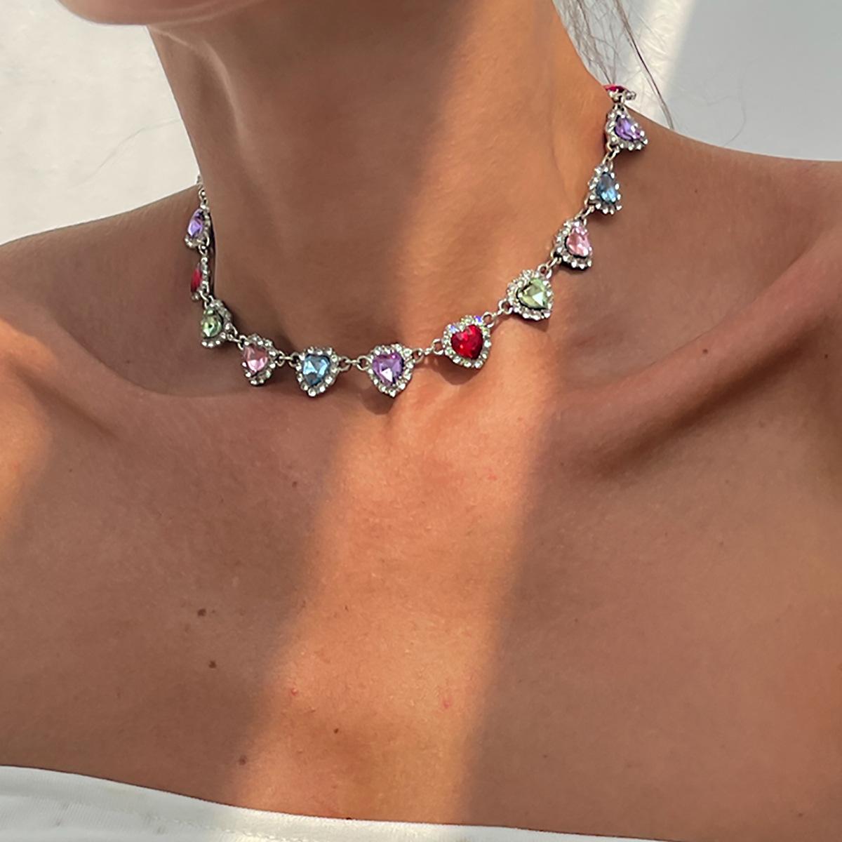 Simple full diamond love necklace, versatile temperament colorful geometric diamond-encrusted necklace for women
Simple full diamond love necklace, versatile temperament colorful geometric diamond-encrusted necklace for women