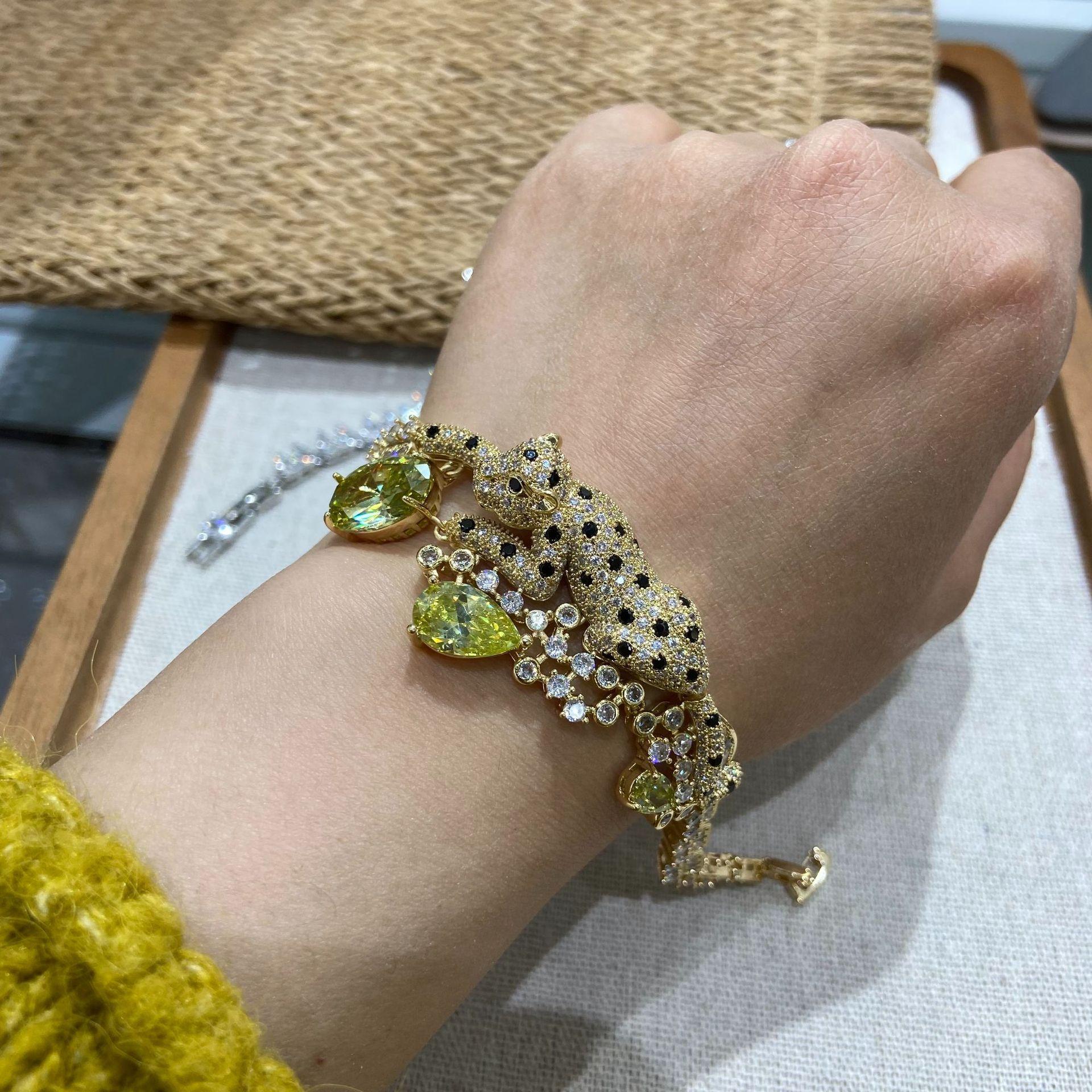 Falling Into The Galaxy Exquisite Cheetah Bracelet Premium Egg Face Bracelet Slightly Inlaid With Diamonds Light Luxury Jewelry
Falling Into The Galaxy Exquisite Cheetah Bracelet Premium Egg Face Bracelet Slightly Inlaid With Diamonds Light Luxury Jewelry