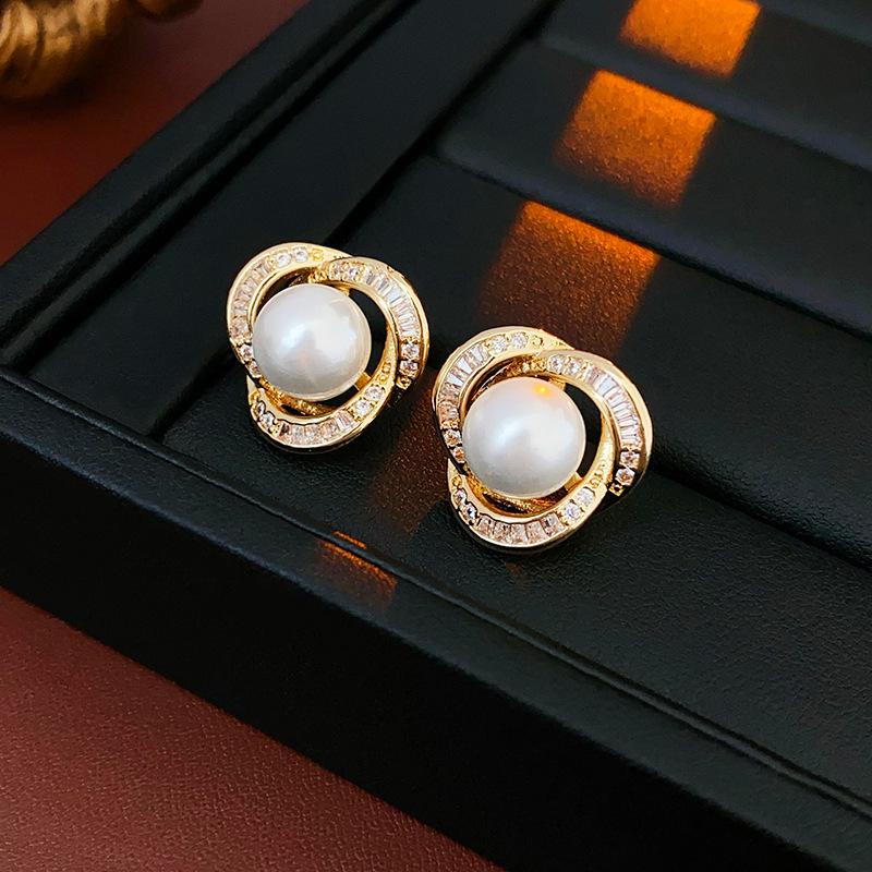 Metal Wrapped Faux Pearl Geometric Stud Earrings Women s New Elegant Glamorous Design Zircon Party Accessories золотий
Metal Wrapped Faux Pearl Geometric Stud Earrings Women s New Elegant Glamorous Design Zircon Party Accessories золотий