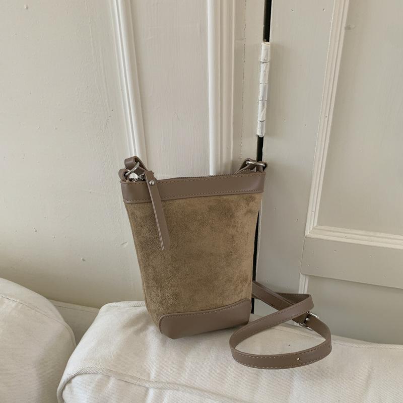 Niche design mobile phone bag women s bag 2025 new retro texture bucket bag foreign super fire shoulder messenger bag tide
Niche design mobile phone bag women s bag 2025 new retro texture bucket bag foreign super fire shoulder messenger bag tide