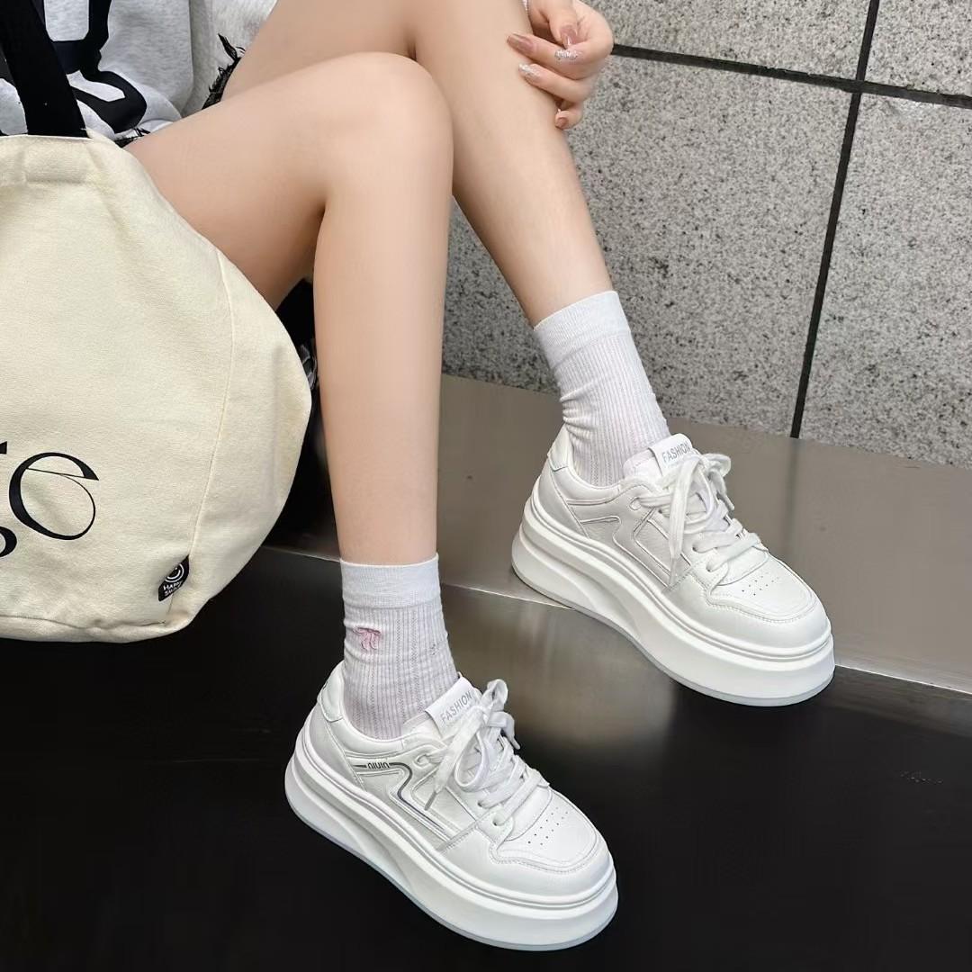 Little white shoes women s autumn new versatile leather platform sports casual shoes lightweight small height-increasing board shoes 40
Little white shoes women s autumn new versatile leather platform sports casual shoes lightweight small height-increasing board shoes 40