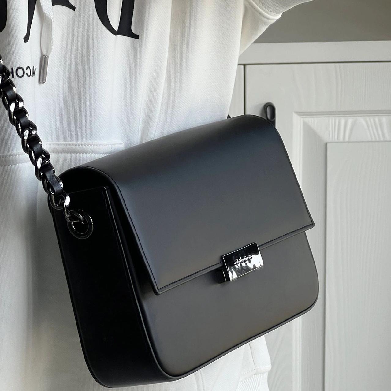 Весенние новые квадратные сумки для женщин, французская роскошная текстура, сумка через плечо, классические черные сумки на цепочке для поездок на работу
Весенние новые квадратные сумки для женщин, французская роскошная текстура, сумка через плечо, классические черные сумки на цепочке для поездок на работу