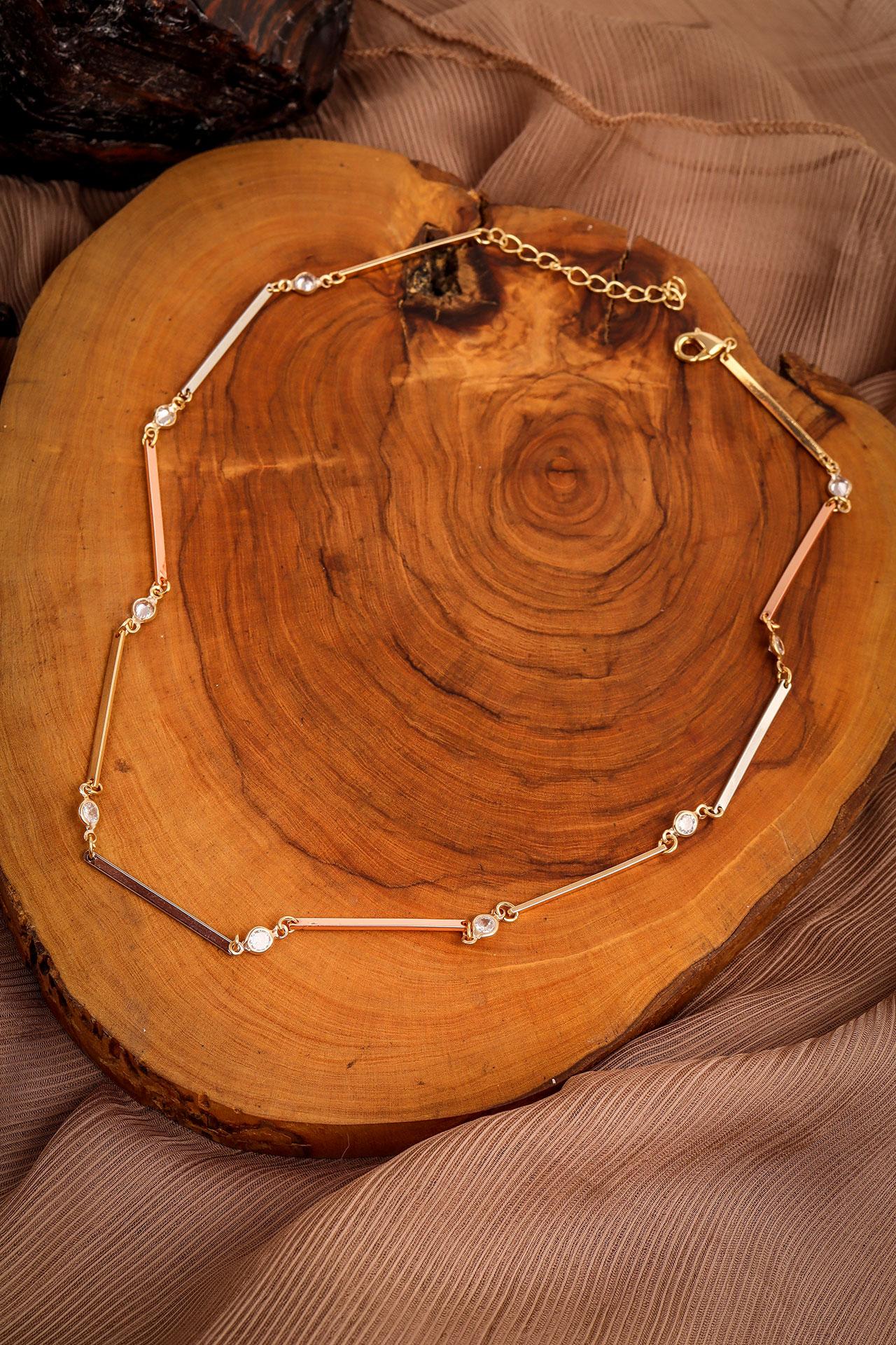 Трехцветное колье-цепочка с каменными деталями
Трехцветное колье-цепочка с каменными деталями