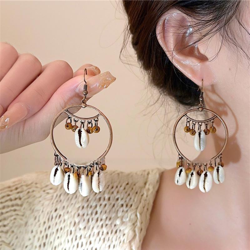 Round hollow wood bead shell fringed earrings niche retro vacation wind ear hook versatile fashion temperament earrings women
Round hollow wood bead shell fringed earrings niche retro vacation wind ear hook versatile fashion temperament earrings women
