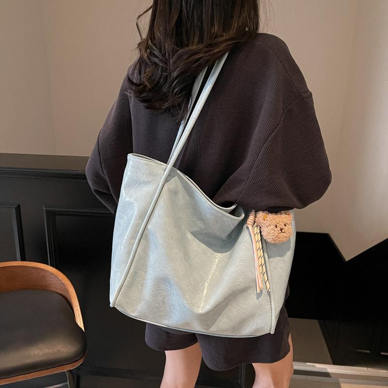 Simple oversized bag women s 2025 new large-capacity student class bag fashionable shoulder bag tide чёрный
Simple oversized bag women s 2025 new large-capacity student class bag fashionable shoulder bag tide чёрный