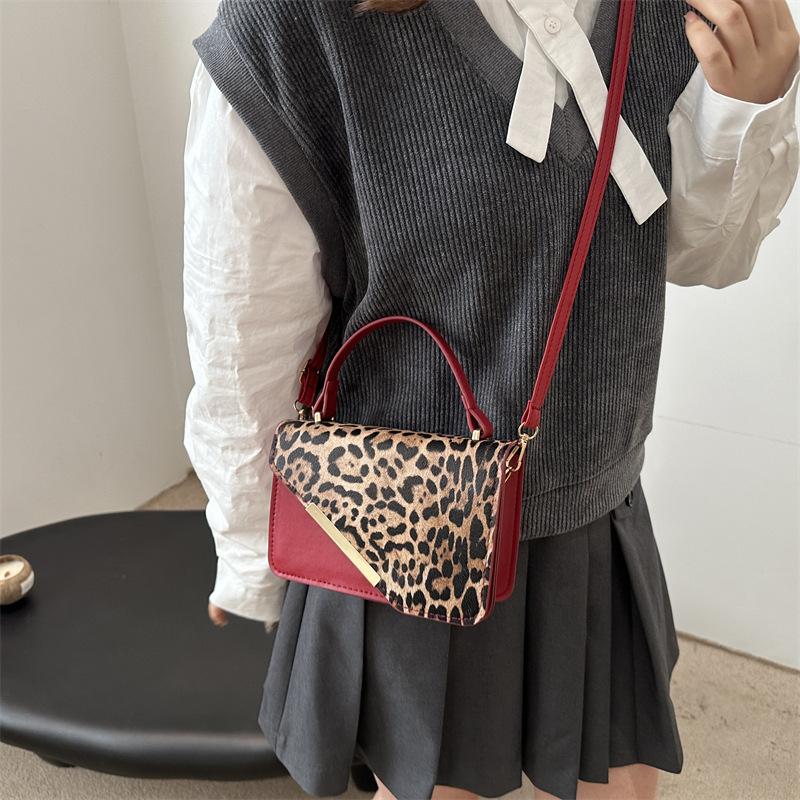 Underarm bag women s large-capacity new spring niche contrasting color splicing leopard print retro small square bag tide чёрный
Underarm bag women s large-capacity new spring niche contrasting color splicing leopard print retro small square bag tide чёрный