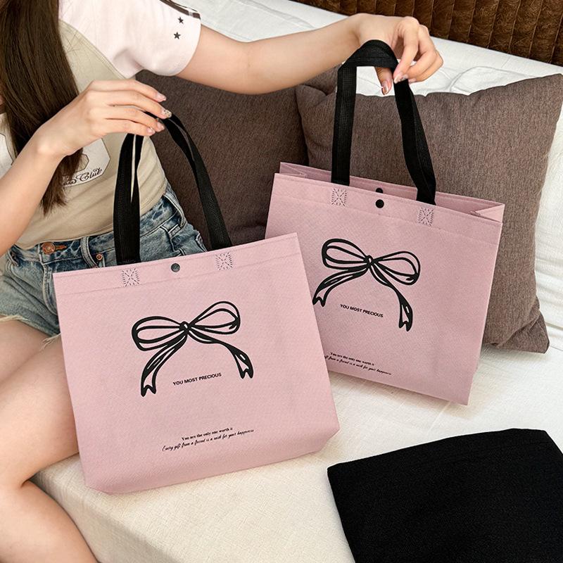 12pcs Pink Bow Print Non Woven Handled Tote Bags with Button Closure Fashion Boutique Packaging Bags for Clothes and Presents 12pcs&32x10x27cm розовый
12pcs Pink Bow Print Non Woven Handled Tote Bags with Button Closure Fashion Boutique Packaging Bags for Clothes and Presents 12pcs&32x10x27cm розовый