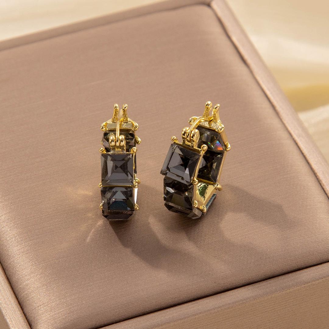 Golden Plated Cubic Zirconia Drop Hoop Earrings for Women Luxurious Fashion Huggies Party Jewelry Gifts чорний
Golden Plated Cubic Zirconia Drop Hoop Earrings for Women Luxurious Fashion Huggies Party Jewelry Gifts чорний
