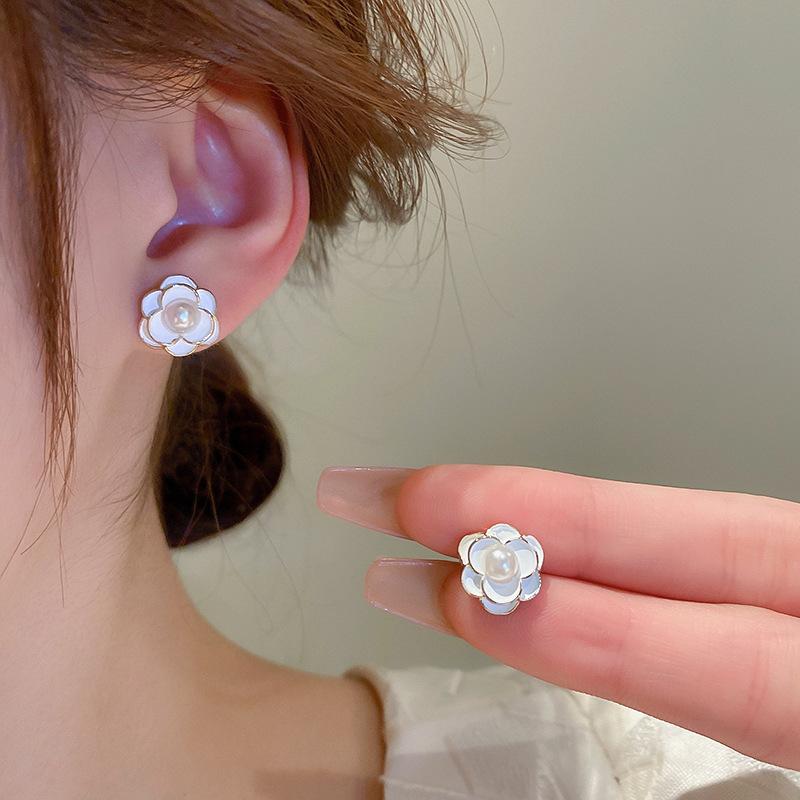 Sweet White Camellia Flower Stud Earrings for Women Geometric Brincos Wedding Zircon Wholesale Summer Holiday Girl Gift
Sweet White Camellia Flower Stud Earrings for Women Geometric Brincos Wedding Zircon Wholesale Summer Holiday Girl Gift