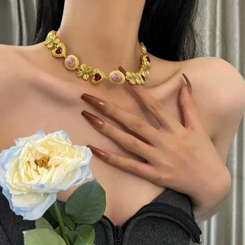 Zinc Zinc Alloy Heart Cameo Bracelet Elegant Retro Emboss Earrings Brilliant Vintage Necklace Women Earrings
Zinc Zinc Alloy Heart Cameo Bracelet Elegant Retro Emboss Earrings Brilliant Vintage Necklace Women Earrings
